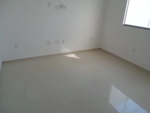 Imagem Casa Linear composta por: 2 quartos, sendo 01 suite, Sala de estar e jantar, Banheiro Social, Cozinha Americana, área de serviço, vaga de garagem; ár