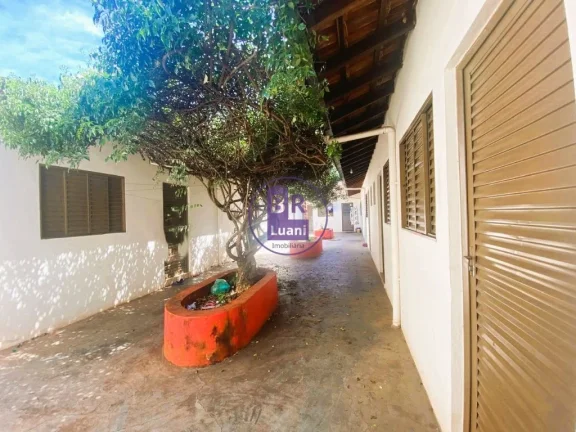 Imagem Casa térrea à venda com 12 quitinetes no fundo.