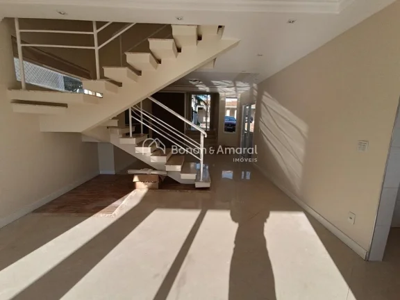 Imagem O imóvel conta com três dormitórios, sendo uma suíte, ampla sala para dois ambientes e garagem p...