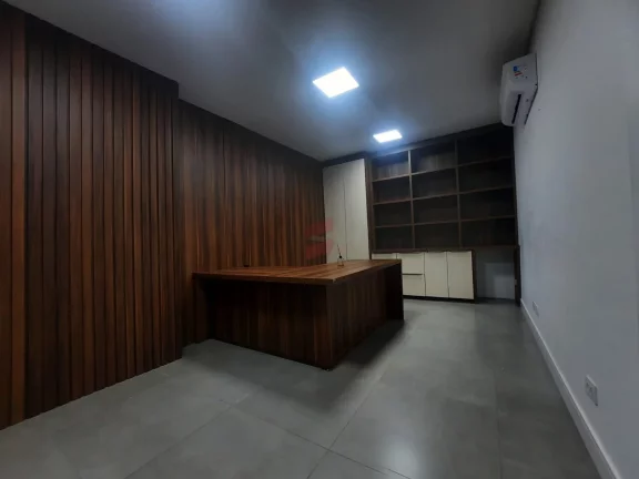 Imagem Excelente Barracão medindo 786m² sendo 490m² térreo e 288,65m² no 2° pavimento.Térreo contém 6 salas, 1 cozinha, 1 refeitório, 3 bwc.2° pavimento contém 6 salas, 1 cozinha, 3 bwc.Barracão todo mobiliado com 7 metros de pé direito. 