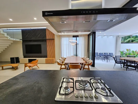 Imagem Casa de Luxo à Venda na Riviera de São Lourenço - Módulo 16: 5 Suítes, 3 Salas, 4 Vagas de Garagem e Piscina!