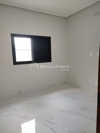 Imagem Esta casa térrea de 166 metros quadrados é uma joia de elegância e conforto. Com três quartos, s...