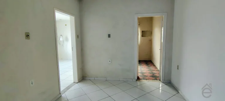 Imagem Casa à venda de esquina na Ponta Grossa, 3/4, sala ampla, garagem e DCE, 323m2