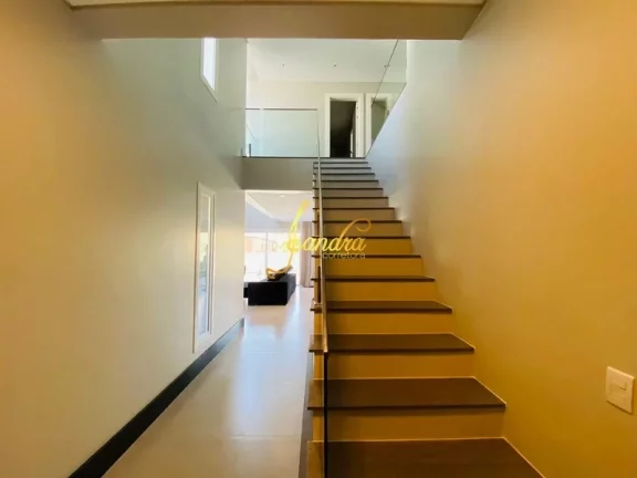 Imagem Lindo sobrado em condomínio fechado com piscina com 05 suítes