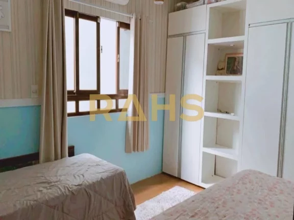 Imagem Linda casa semi-mobiliada e climatizada com 1 suíte, 2 quartos, 2 vagas de garagem e completa área...