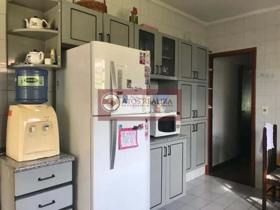 Imagem Vendo super oportunidade na vila inglesa, região do Jardim Alzira. Sobrado de 116m2, com 3 Dormitorios, sendo 1 Suíte, todos com Armários, quatro de empregada, 2 vagas de garagem com luz automática, portão automático, corredor lateral, 2 Caixa d'água de 5