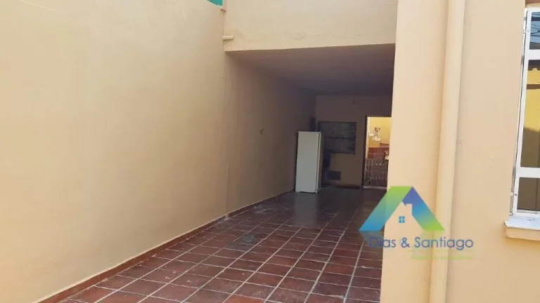 Imagem Sobrado 2 dormitórios amplos (amplos mesmo!) com janelas antirruído, quintal e garagem com 4 vagas, espaçosa varanda e uma edícula para você ter se