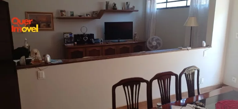 Imagem Imperdível casa à venda em Ribeirão Preto-SP, no bairro Parque Residencial Lagoinha! 3 quartos, 1 suíte, 1 sala, 2 banheiros, 4 vagas de garagem e 220m² de área. Confira!