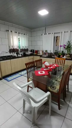 Imagem Casa com 3 dormitórios sendo 1 suíte e 2 vagas de garagem na Adhemar Garcia em Joinville/SC
