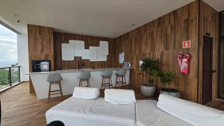 Imagem A 5ª Avenida Imóveis selecionou esse exclusivo Apt. no cobiçado NAU BARRA, planta MALDIVAS 2/4 suite 66,34m² varandão: porteira fechada e vista mar