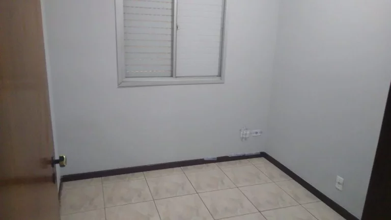 Imagem Apartamento amplo com sala dois ambientes, cozinha com armários, banheiro com box e gabinete, 3 qua...