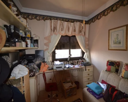 Imagem Apartamento com piso em madeira e armários, living para 03 ambientes, lavabo, 04 dormitórios sendo...