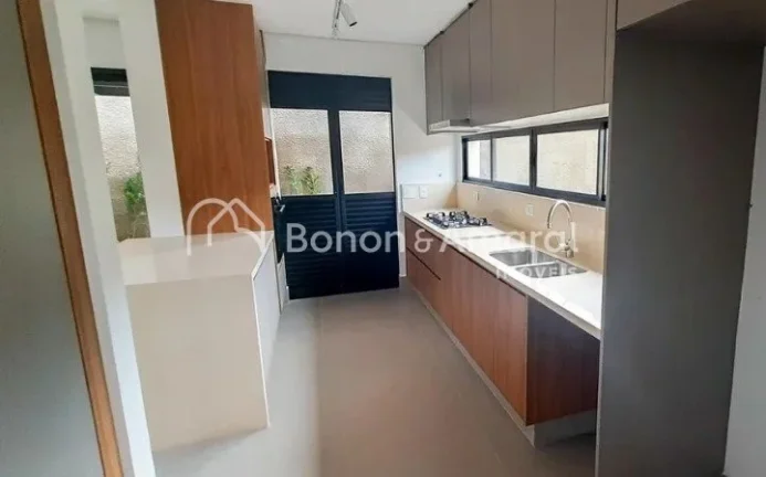 Imagem Aconchegante casa para venda em Sousas, com 200 m² de área construída. A residência possui livin...