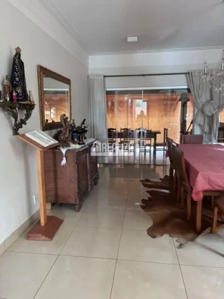 Imagem Sobrado de Alto Padrão à Venda com 4 Suítes, Closet e Área Gourmet no bairro Santa Maria - Uberaba/MG