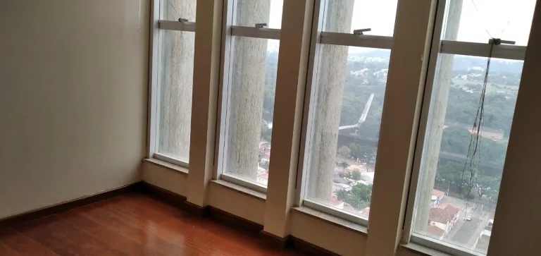 Imagem Excelente apartamento no centro da cidade, com ampla varanda e vista privilegiada, com sala 03 ambie...