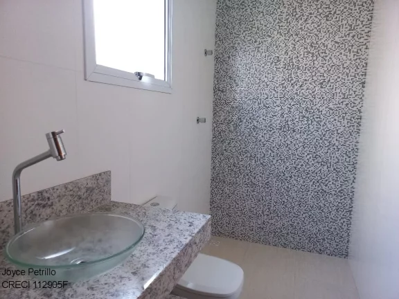 Imagem Casa nova com 4 suítes, piscina e fino acabamento à venda em condomínio de luxo em Peruíbe.