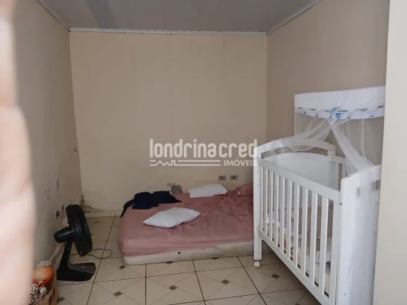 Imagem Ótima Casa na Zona Norte de Londrina: 4 Dormitórios, 2 Banheiros, 2 Vagas de Garagem e 250m² de Terreno. Conforto e Espaço para Sua Família, Agende Sua Visita!