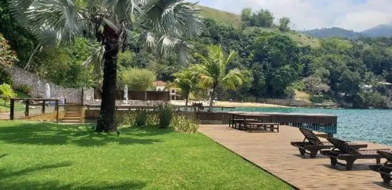 Imagem Área de Terras 113.554m² e BENFEITORIAS, na Praia de Caetés, Angra dos Reis - RJ Projeto do arquiteto Vicente Giffoni, para construção de Empreendimento com pousada (12 suítes) e Bangalôs (30 unidades).LANCE R$ 30.000.000,00