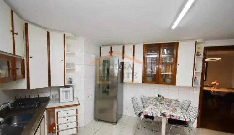 Imagem Apartamento com 3 dormitórios, sendo 1 suíte, totalizando 4 banheiros. Possui 150 m² de área, lo...