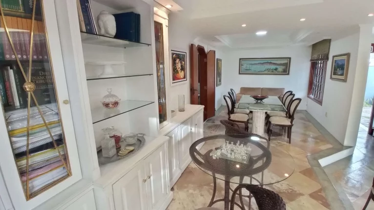 Imagem Casa com 4 Dormitórios à Venda, Área de 316 m2, Piscina, Edícula e Anexo - Santa Mônica, Florianópolis/SC