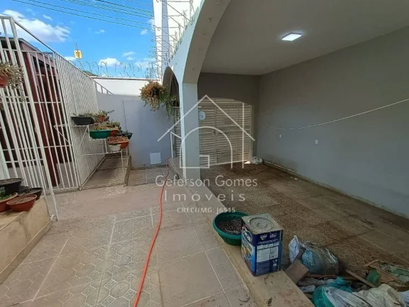 Imagem Casa à Venda - Com cinco dormitórios sendo 02 Suíte - Centro - Mantena - MG