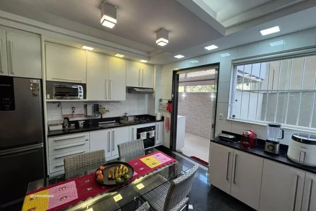 Imagem Localizado em Belo Horizonte, este apartamento de 97 metros quadrados oferece um espaço confortáve...
