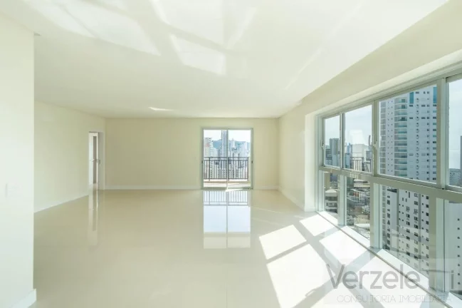 Imagem Apartamento 4 ou + dormitórios para Venda em Balneário Camboriú / SC no bairro Centro
