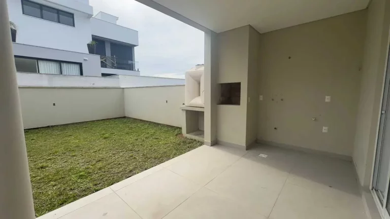 Imagem Casa com 3 dormitórios sendo 1 suíte e 2 vagas garagem - Campeche, Florianópolis/SC