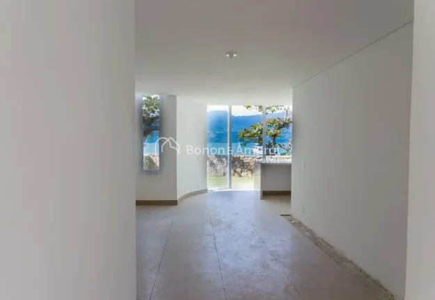 Imagem Casa a venda frente ao mar na Praia das Cigarras em São Sebastião, localizada em condomínio fecha...