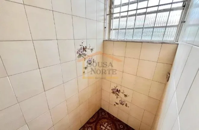 Imagem Casa espaçosa com 200 m² de área construída, composta por 4 dormitórios, sendo 2 suítes, e 4 b...