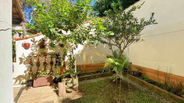 Imagem Aconchegante casa com 3 quartos em condomínio Clube, com Vista Perene Para a Mulher de Pedras em Vargem Grande Teresópolis-RJ.