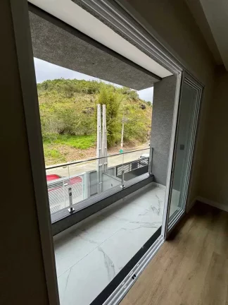 Imagem Sobrado com 3 dormitórios sendo 2 suítes e 1 master e 2 vagas de garagem, Camboriú/SC