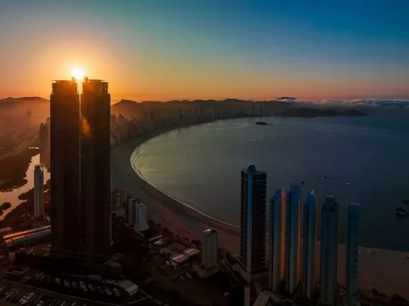 Imagem Decorado com 4 dormitórios à venda sendo 4 suítes, 261.04 m² por - R$ 16.900.000,00 - Barra Sul - Bal. Camboriú/SC