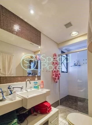 Imagem Amplo apartamento à venda com 3 quartos, sendo 3 suítes, e 4 banheiros no total. Este apartamento ...
