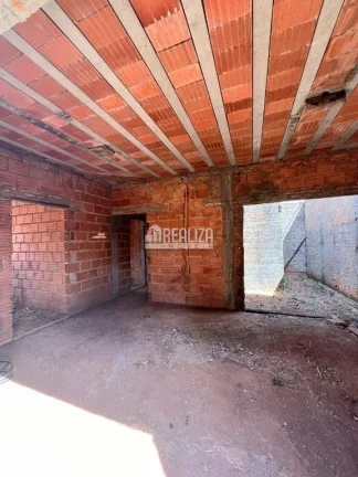 Imagem Casa padrão semiacabada à venda no bairro Lourdes em Uberaba