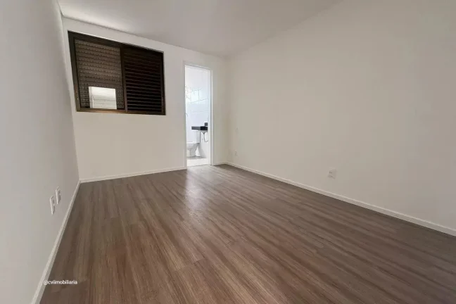 Imagem Este espaçoso apartamento está localizado na vibrante cidade de Belo Horizonte. Com quatro quartos...
