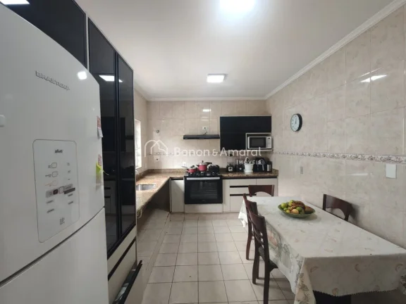 Imagem Encantador sobrado disponível em um dos bairros mais tradicionais e bem localizados de Campinas. Co...