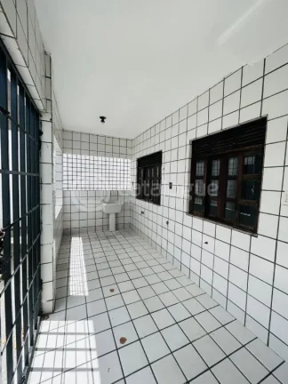 Imagem Excelente Casa em Lagoa Nova - Localização Estratégica e Amplo Espaço!