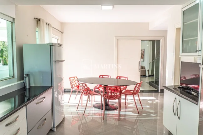 Imagem Casa com vista para o Lago - SHIS QI 28
Projeto assinado por Lauro Rocha em terreno elevado de 776 m...