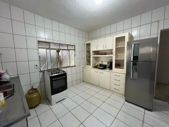 Imagem Casa Ampla e Segura com Grande Área Externa e Horta – 3 Quartos e Vagas para 4 Carros!
