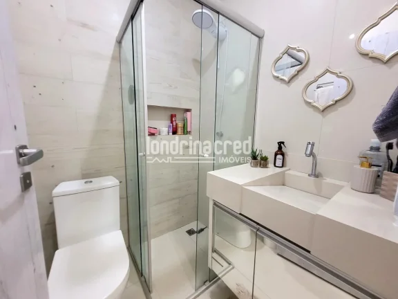 Imagem Excelente casa na Zona Norte de Londrina com 3 dormitórios (1 suíte), edícula, área gourmet, 3 vagas, ar-condicionado, câmeras e portão eletrônico!