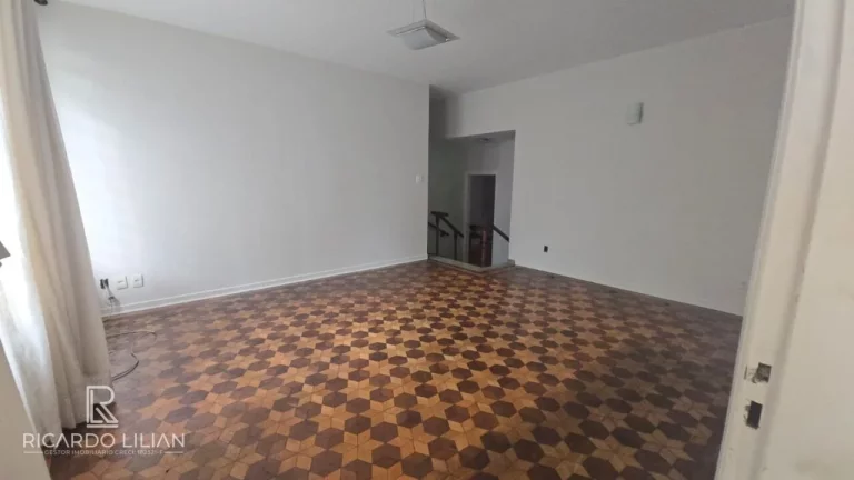 Imagem Casa com 3 dormitorios sendo uma suite e duas vagas localizada proximo ao Metro Vila Sonia.