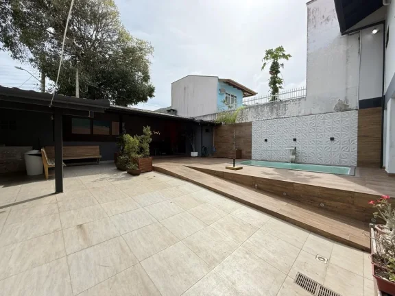 Imagem Sobrado a 120m do mar, com piscina, na Praia de São Miguel, em Penha. Conforto e estilo para sua família. Venda pela Adriano Carpes Imóveis.