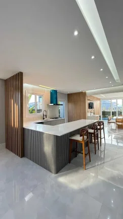 Imagem Casa em condomínio com 4 suítes e 2 vagas de garagem
