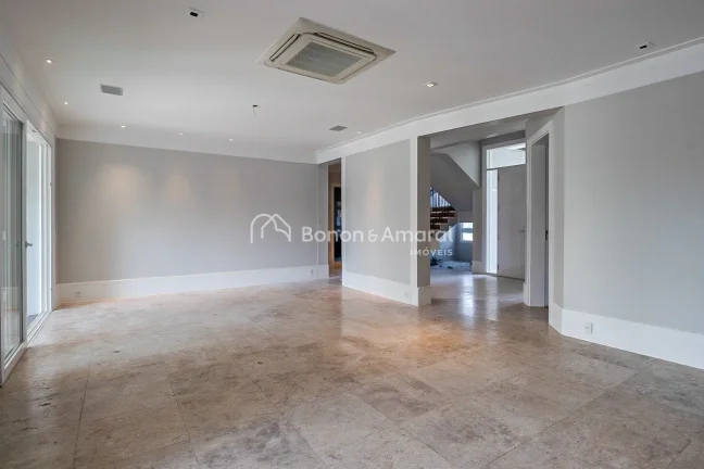 Imagem Localizada em um condomínio de alto padrão, esta casa em estilo sobrado oferece conforto, privacid...