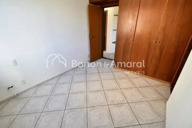 Imagem Aconchegante e espaçoso, este imóvel conta com 3 quartos, incluindo 1 suíte, e 3 banheiros no tot...