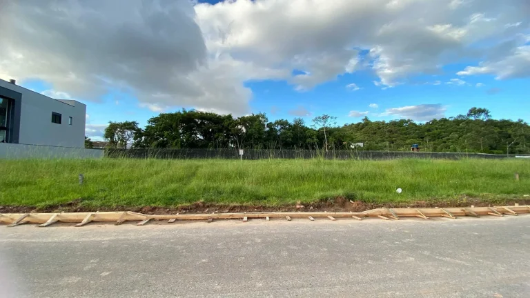 Imagem Terreno no condomínio Caledônia com 652,17m2 em Camboriú-SC