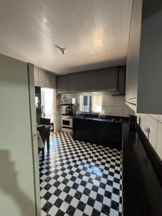 Imagem Adriano Carpes Imóveis vende, uma linda casa em alvenaria mais edícula , com 2 dormitórios sendo 1 suíte, no centro de Penha, com uma ótima localização.