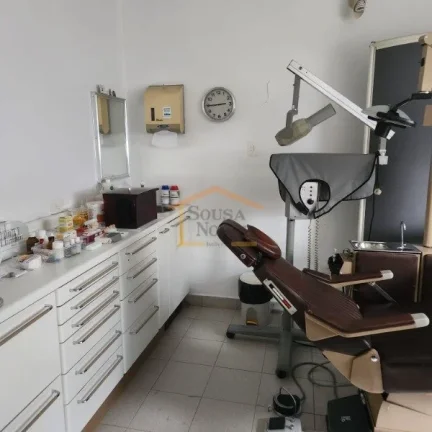 Imagem Sala comercial com 94 mÂ², conta com recepÃ§Ã£o, sala de espera, 1 banheiro e Ã¡rea de serviÃ§o. 
NÃ...