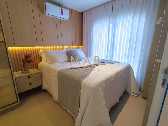 Imagem **MOBILIADO E DECORADO** Apartamento Duplex com 3 suítes, lavabo, cozinha, sala estar/jantar, área de serviço, sacada com churrasqueira. 2 vagas de ga